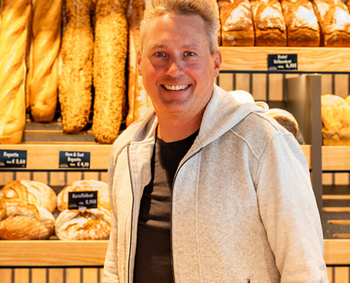 Christian Polster in seiner neuen Hauptstelle der Bäckerei, Konditorei, Café Polster in Herzogenaurach