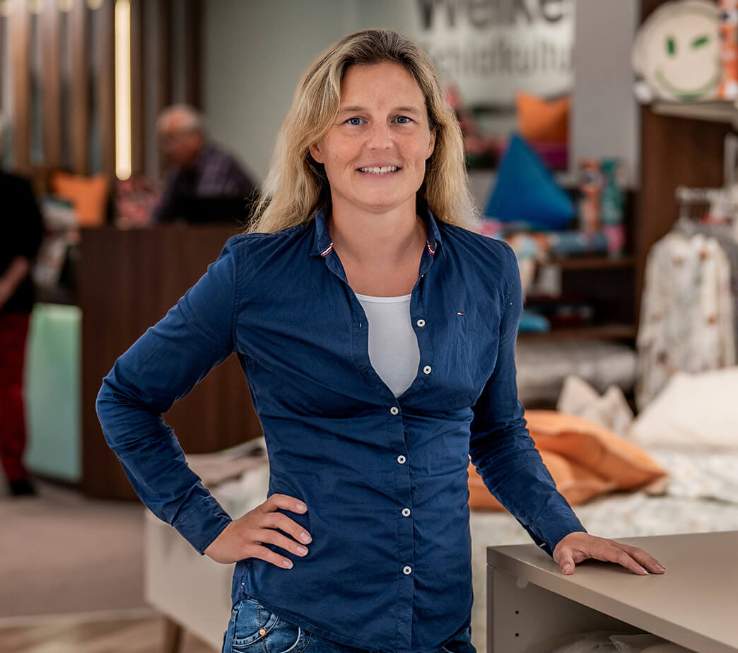 Christina Hußenether in Geschäft, Betten Welker, in Herzogenaurach