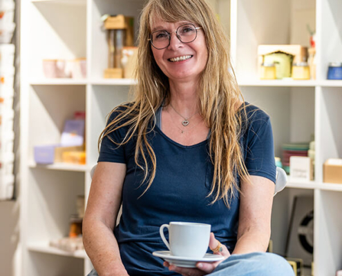 Stefanie Greber in ihrem Geschäft Bücher, Medien und mehr in Herzogenaurach