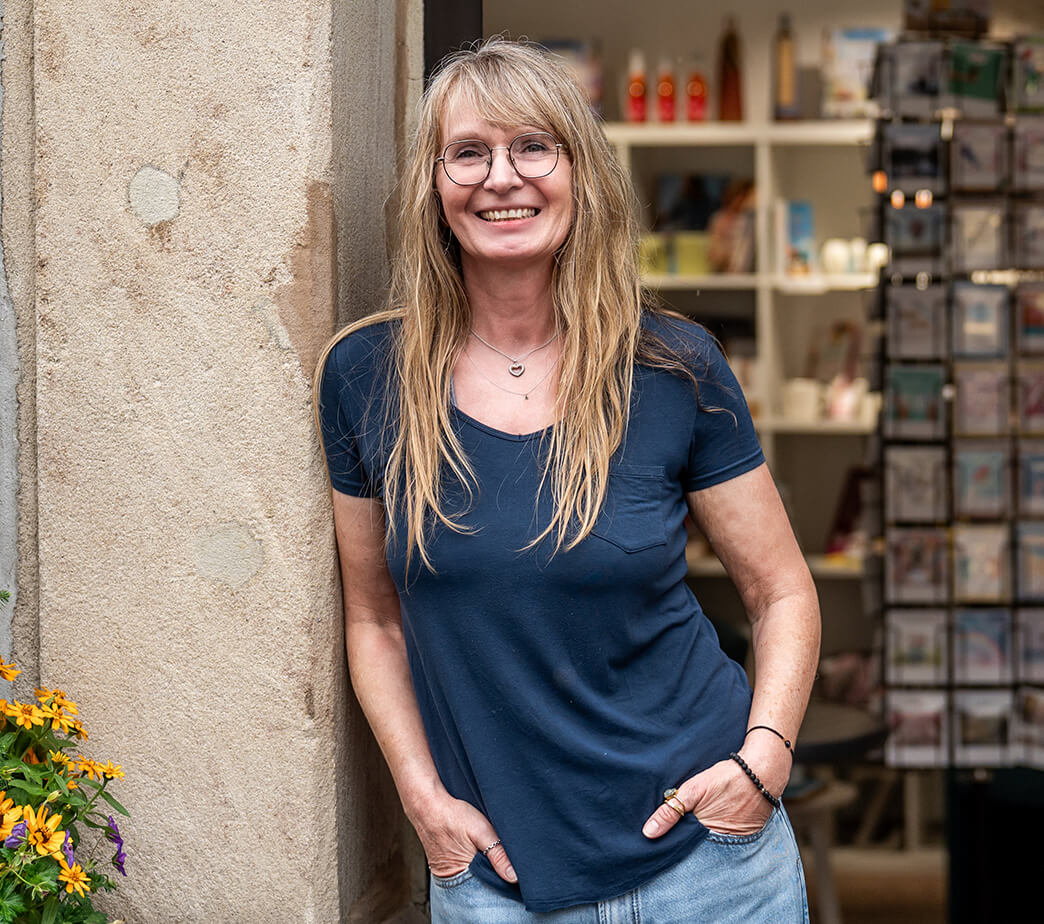Stefanie Greber steht in der Tür Ihres Geschäfts Bücher, Medien und mehr in Herzogenaurach