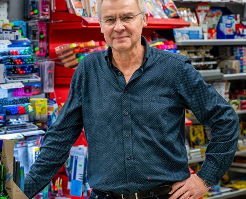Thomas Kotzer steht in seinem Schreib-und Spielwarengeschäft Ellwanger in Herzogenaurach, Verkaufsregal von Schwanstabilo im Hintergrund