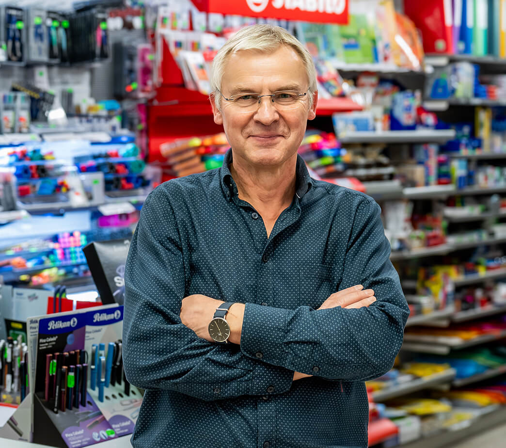 Thomas Kotzer steht in seinem Schreib-und Spielwarengeschäft Ellwanger in Herzogenaurach