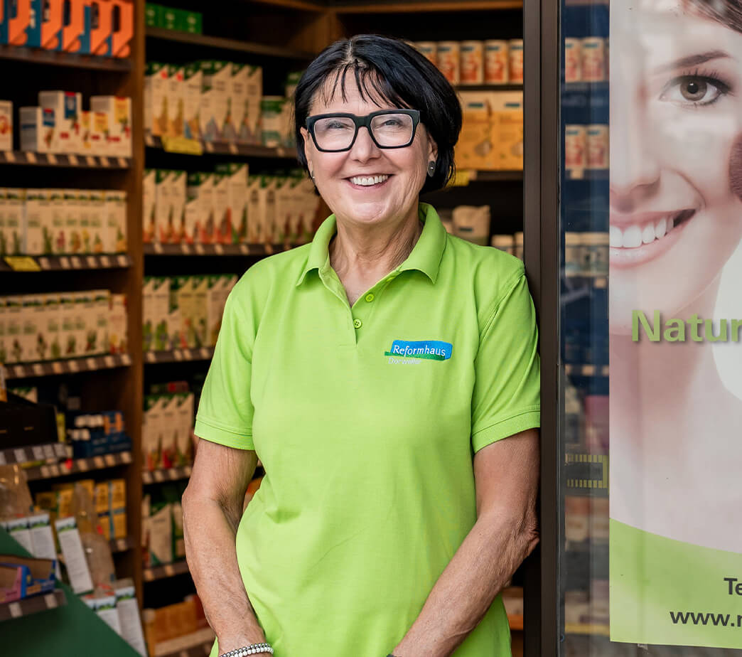 Ursula Dorweiler steht in der Tür ihres Reformhauses in Herzogenaurach