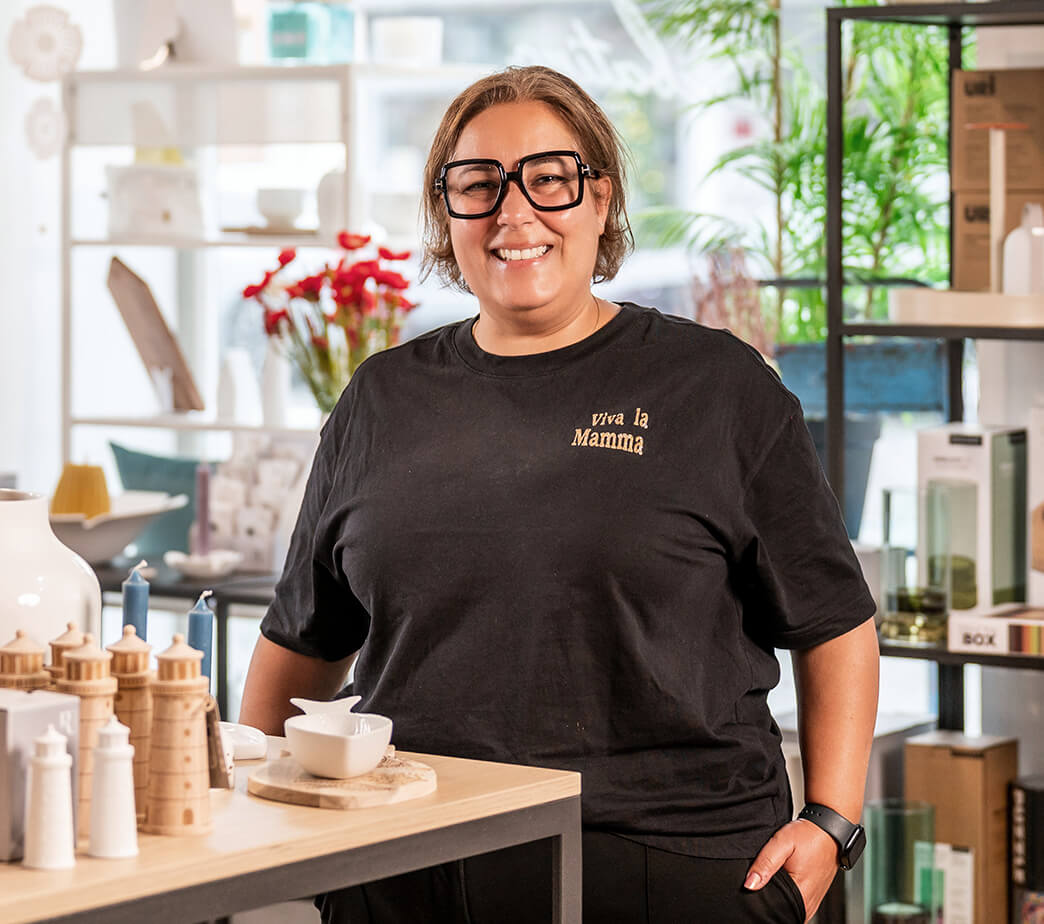 Jessica Sabatino in der Villa Sabatino an einem Tisch, mitten in ihren italienischen Dekoartikeln und Accessoires