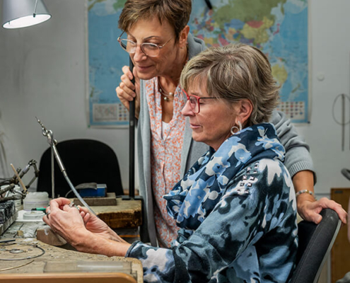 Sabine Stamm und Helga Speth in ihrer Werkstatt ihres Ladens die goldschmiede in Herzogenaurach