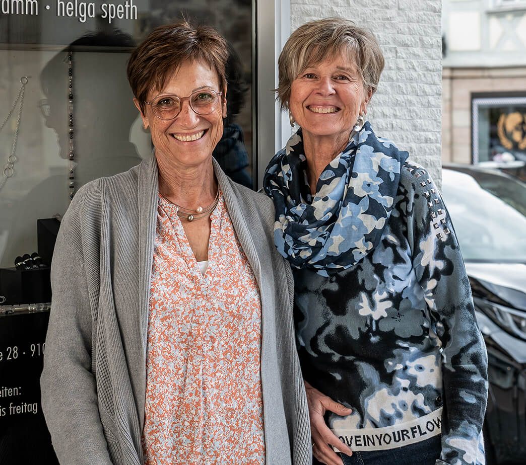 Sabine Stamm und Helga Speth vor ihrem Geschäft die goldschmiede in Herzogenaurach