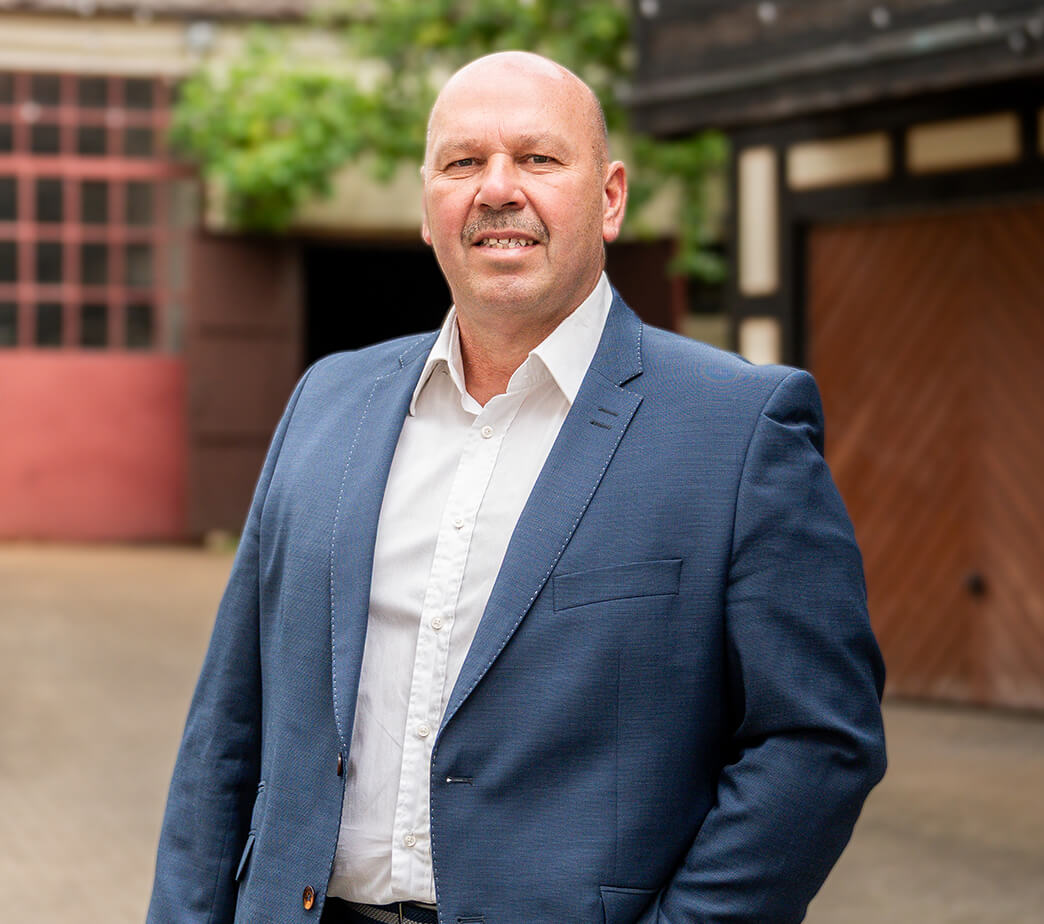 Walter Drebinger im Hof seines Hauses in Herzogenaurach